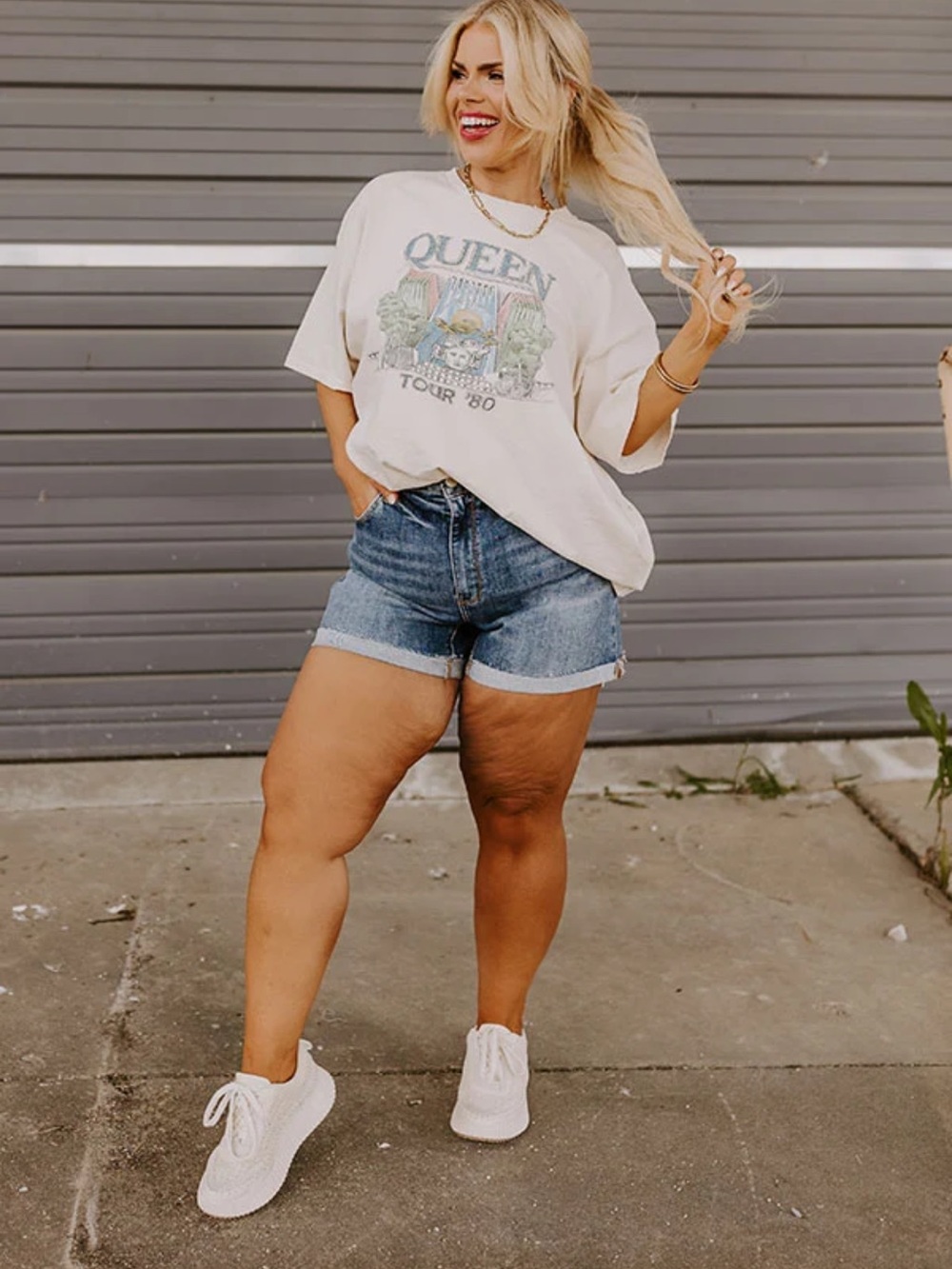 PLUS SIZE RISEN SHORTS - Picture 2 of 4